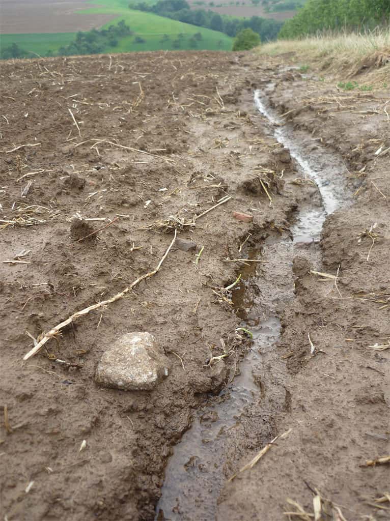 Erosionsrinne auf einem gepflügten Ackernach einem Regenereignis