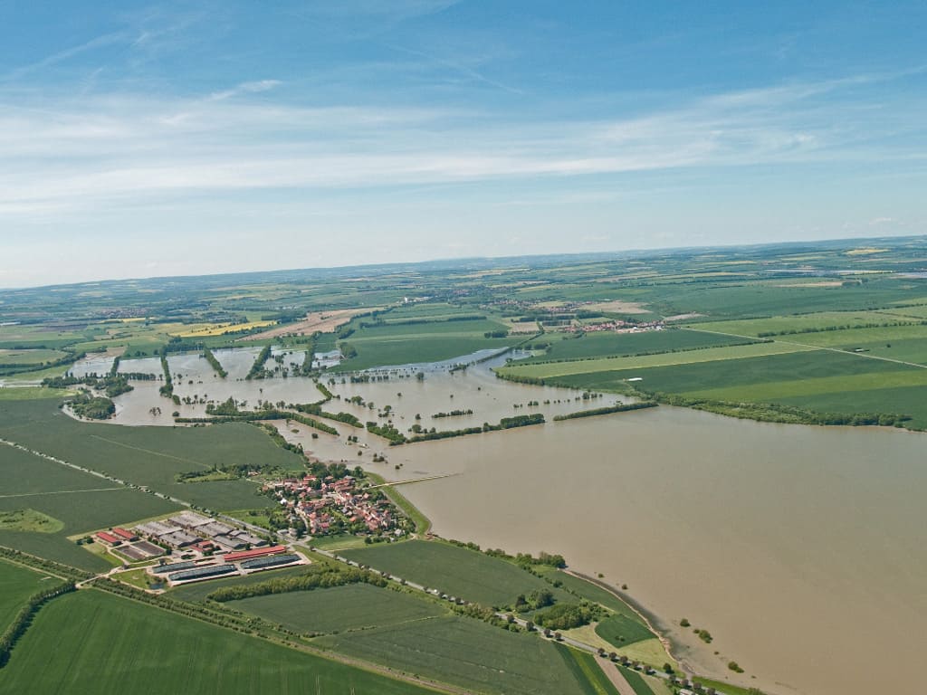 Hochwasserrückhaltebecken Straußfurt im Hochwasserfall 2013